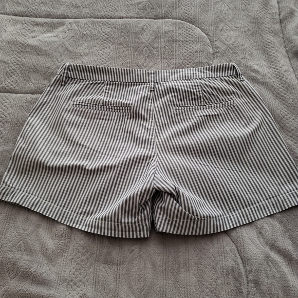 ❤Old Navy Everyday Shorts - Picture 4 of 7
